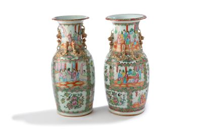 une paire de vases chinois posés sur une surface blanche, sur fond blanc