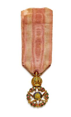 une image d'une médaille entourée d'un ruban sur fond blanc