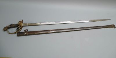 deux épées exposées sur une table