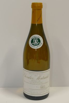 une bouteille de vin posée sur une table