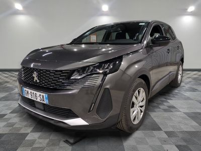 la voiture grise est garée sur un sol en damier dans le garage