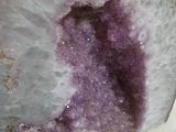 un gros plan d'un morceau de roche recouvert d'une substance violette