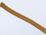 bracelet à chaîne plaqué or avec un fermoir, sur fond blanc