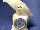 une horloge surmontée d'un oiseau