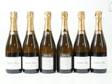 six bouteilles de champagne sont alignées