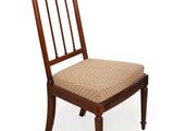 une image représentant une chaise en bois dont l'assise est recouverte d'un tissu de couleur beige