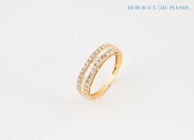 une bague en or jaune avec des diamants sur fond blanc
