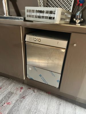 une photo d'une cuisine équipée d'un lave-vaisselle et d'un lave-vaisselle