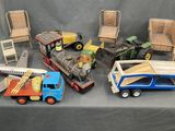 beaucoup de jouets posés sur une table