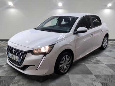 la voiture blanche est garée sur un sol en damier dans le garage