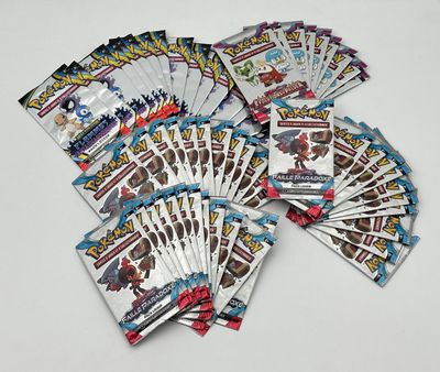 une pile de cartes à collectionner pokemon posées les unes sur les autres