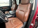 l'intérieur d'un camion rouge équipé de deux sièges en cuir marron