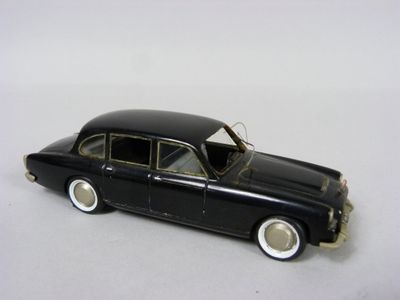 une petite voiture noire posée sur une surface blanche