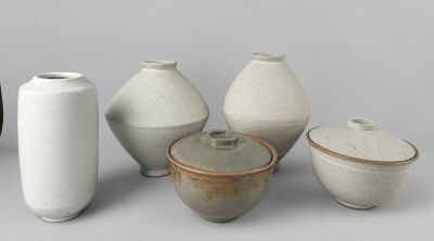 cinq types de vases différents posés sur une table