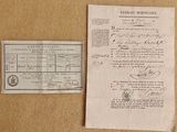 un vieux document est posé sur une table, à côté d'une feuille de papier