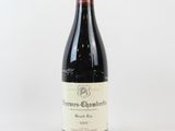 la bouteille de vin est posée sur une surface blanche