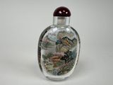 une image d'une bouteille de tabac à priser en verre avec une peinture dessus