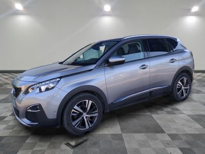 un SUV argenté garé dans une pièce au sol en damier