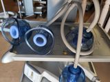 un chariot sur lequel sont posées trois bouteilles et un tuyau