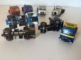 un grand nombre de camions jouets posés sur une table