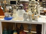 de nombreux vases sur une étagère dans un magasin