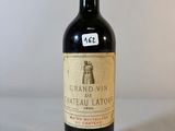 une bouteille de vin posée sur une table