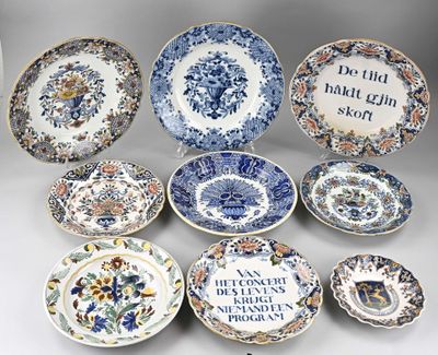 un grand nombre d'assiettes posées sur une table