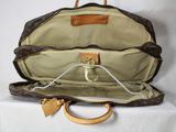 un sac marron et beige posé sur une table blanche