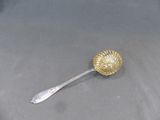 une cuillère en argent ornée d'une coquille en or