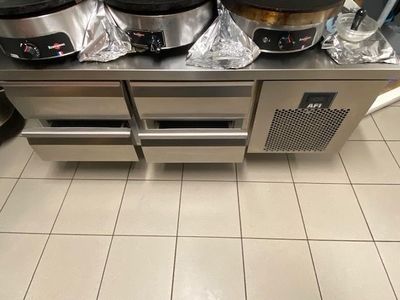 trois mijoteuses posées sur une cuisinière dans une cuisine