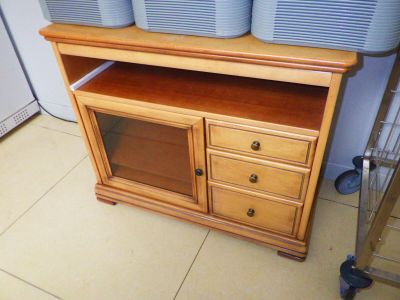 une armoire en bois sur laquelle sont posés deux pots bleus