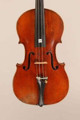 un vieux violon avec un archet accroché à son dos