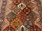 un vieux tapis aux couleurs et motifs variés