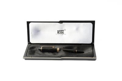 un stylo noir dans une boîte noire sur fond blanc
