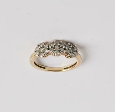 une bague en or sertie de trois diamants