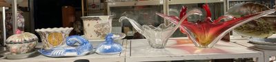 de nombreux vases en verre posés sur une étagère dans un magasin