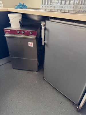 un réfrigérateur argenté et un lave-vaisselle argenté dans une cuisine