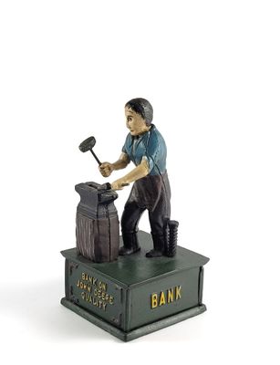 figurine représentant un homme tenant un marteau, posée sur le comptoir d'une banque