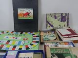 plusieurs livres sont empilés sur une table