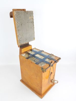 Projecteur en bois. dim. 38 x 27 x 18,5 cm (usures)