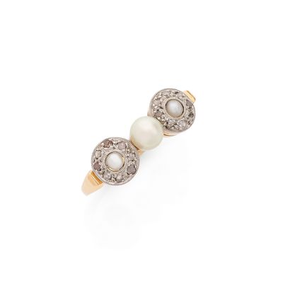 une bague ancienne ornée de perles et de diamants