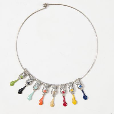 un gros plan d'un collier orné de breloques de différentes couleurs
