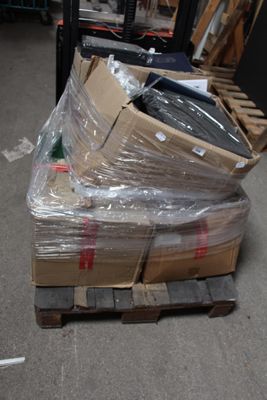 une pile de boîtes sur une palette dans un entrepôt