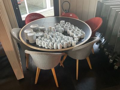 une table sur laquelle sont posées de nombreuses tasses