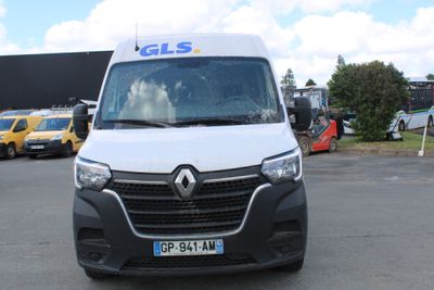 une camionnette blanche garée dans un parking
