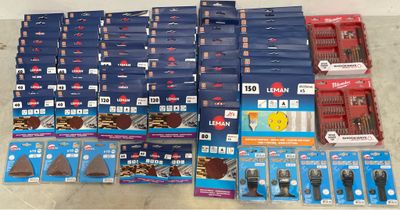 des cartons contenant des articles variés sont empilés les uns sur les autres