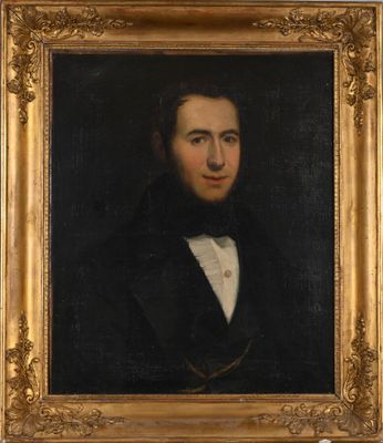 portrait d'un homme en costume noir et chemise blanche