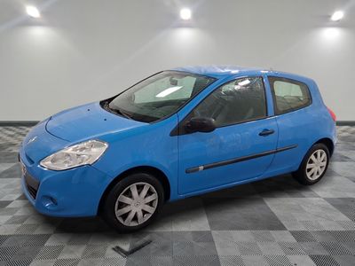 la voiture bleue est garée dans le garage sur le sol en damier