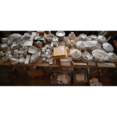 une table sur laquelle sont disposés de nombreux plats et bols