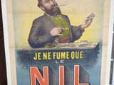 une vieille affiche représentant un homme tenant une cigarette à la main
